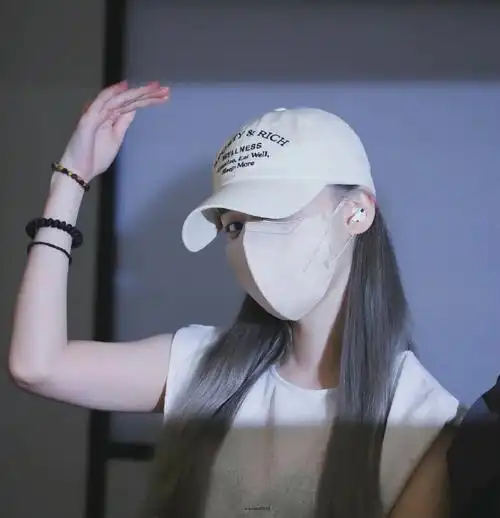 aespa金玟庭机场饭拍图公开向粉丝花式比心