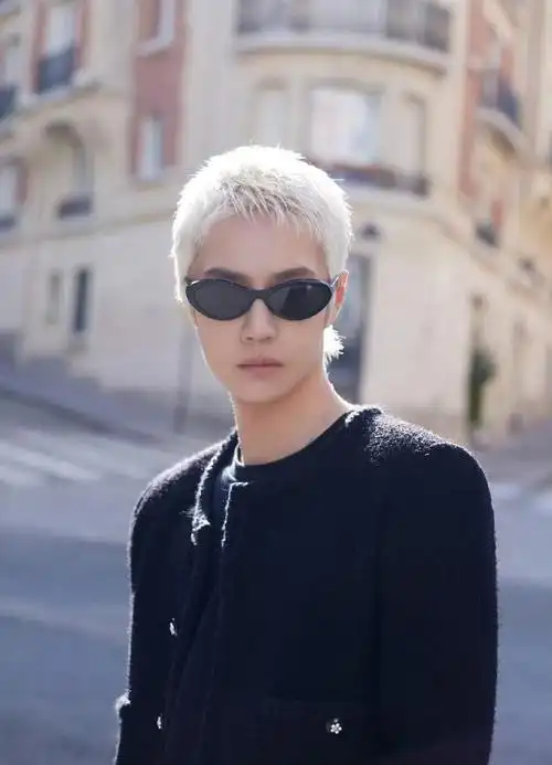 王一博巴黎时装周上白色短发简直帅迷糊我了