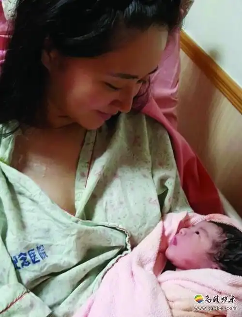 妈妈的童鞋来说,对新生儿有多小感觉很抽象,赫子铭抱他儿子的这张照片