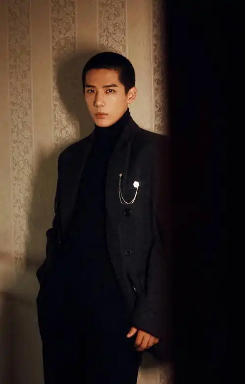 王安宇酷帅寸头写真图片