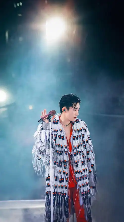 易烊千玺立麦杀合集舞台小王子魅力满分