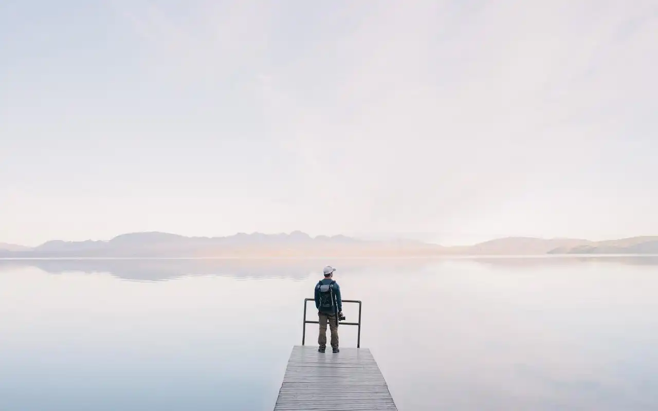 又是一个人在海边看风景
