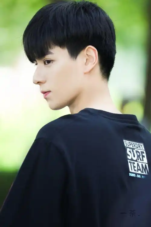 昨晚直播,居然好多人不知道胡一天眼角一直有泪痣