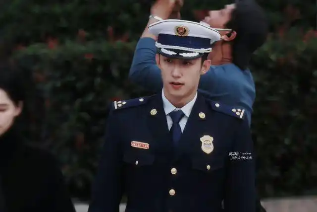 继黄景瑜之后娱乐圈又添一大怪象社交悍匪王鹤棣名副其实