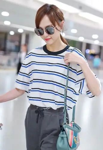 唐嫣清新少女风机场街拍照图片