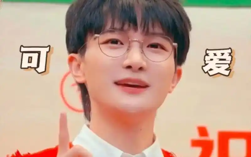 【周深】戴眼镜好帅好可爱!中插小广告的红红衣裳深崽!