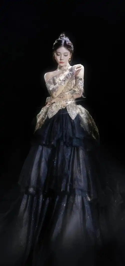 一身华贵礼服的张紫宁