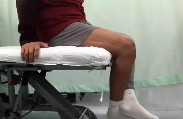 位垂腿,通过重力的作用让小腿自然下垂,这样通常能够达到100度左右