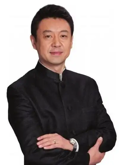 他是央视出名的主持人4婚4离再娶小10岁娇妻今51岁低调幸福