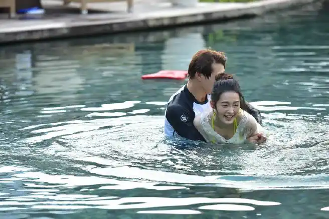 《我们相爱吧》第二季,魏大勋教李沁游泳片段
