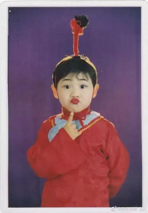 搞笑据说99的男生小时候都穿过裙子