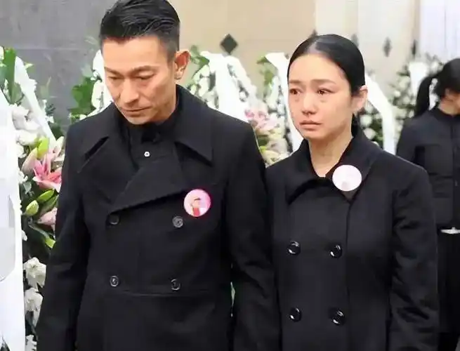 刘德华老婆朱丽倩现身,58岁臃肿显老态,夫唱妇随陪老公开演唱会