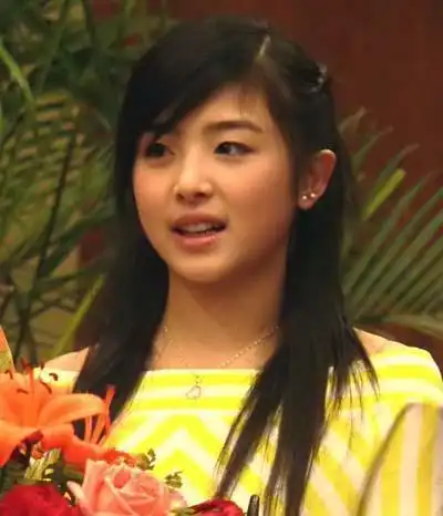 15岁的她凭借柔美的声线和外形设计获得了当时的超级女声冠军