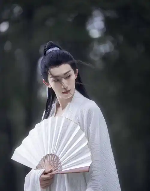 刘宇白衣造型小盘点;◎本期内容小目录他一袭白衣的样子,像极了言情