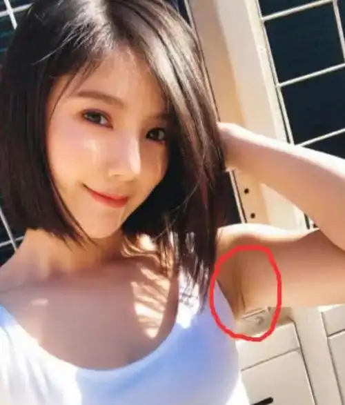 赵奕欢罕见晒自拍腋毛凭实力抢去风头网友有泥土的芬芳