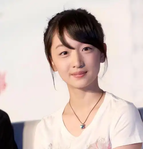 撞衫不可怕谁丑谁尴尬刘亦菲周冬雨同款造型颜值差距高下立见