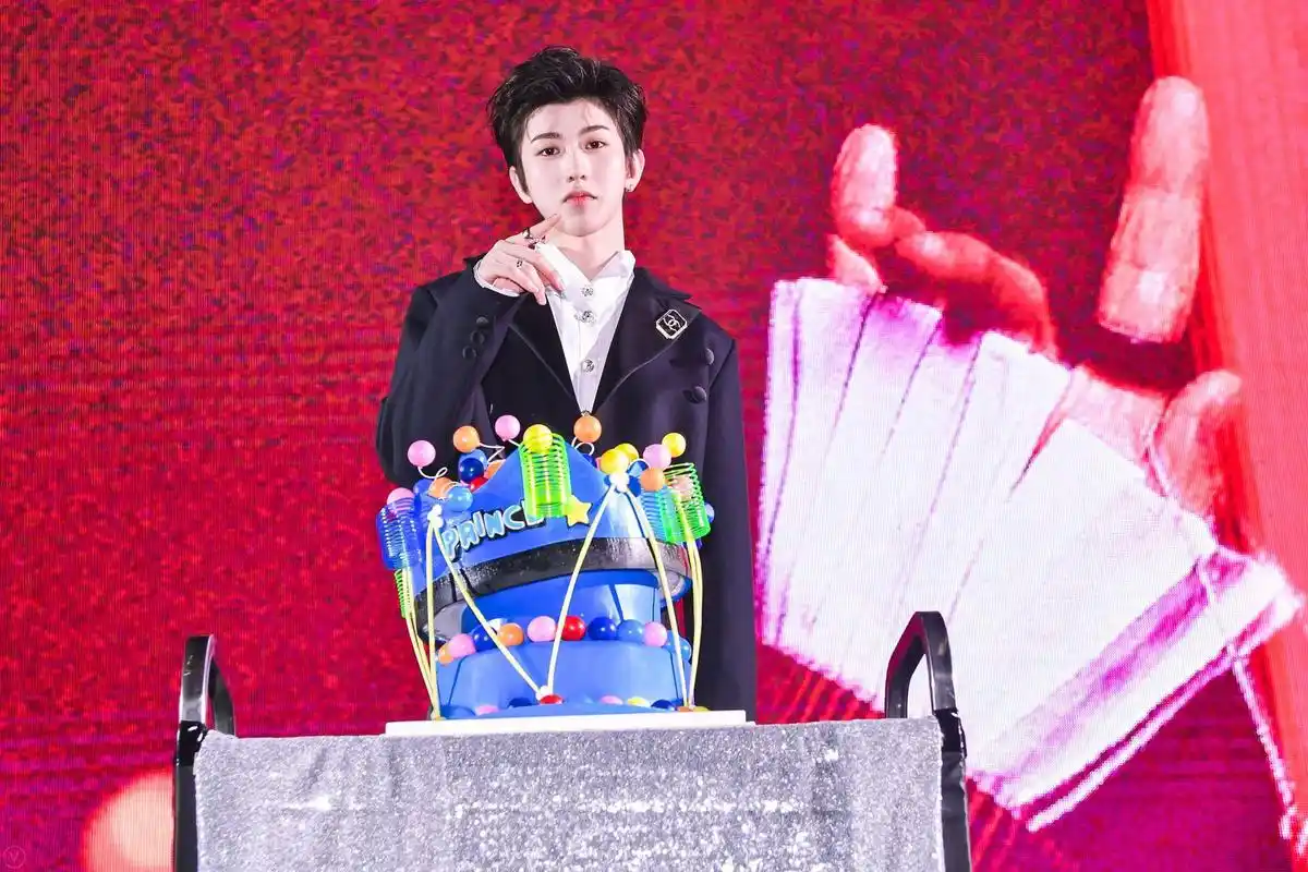 过生日给粉丝送礼物蔡徐坤实力宠粉一半粉丝却表示不爱你了