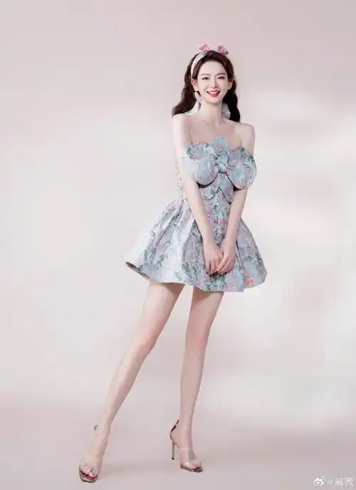 戚薇甜漾花朵大片戚薇甜感娃娃妆好好看啊