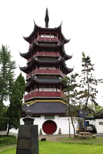 南通三座塔角分四六八两塔平地起一塔云霄插