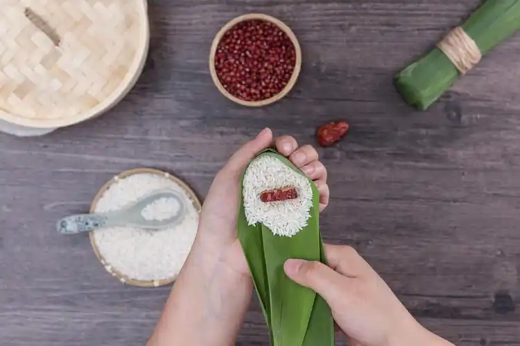 端午节一组手工包粽子图片祝愿粉丝端午安康