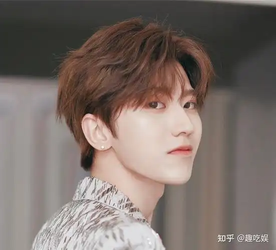 蔡徐坤再上热搜破洞裤里带打底温州男孩一路逆袭成顶流导师