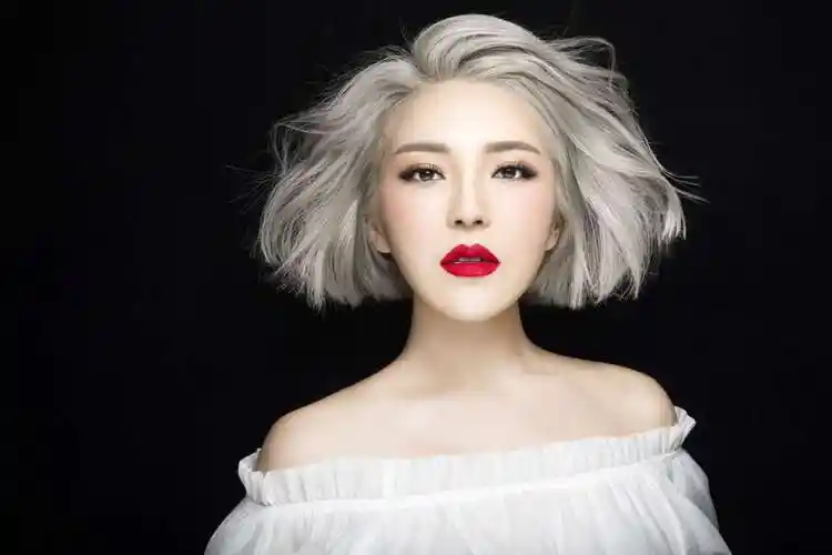 p>崔子格(queena),6月25日出生于新疆乌鲁木齐,中国内地流行女歌手