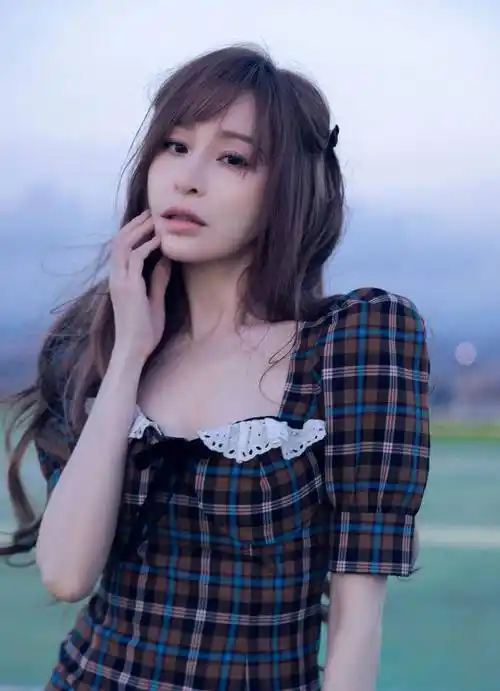 王心凌小香风穿多件衣服,格子短裙,美腿,满满夏日甜蜜_身材_时尚_图案