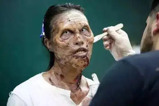 真的会吓死人的这样的丧尸妆说真的要是大晚上有个人突然这么冒出来画