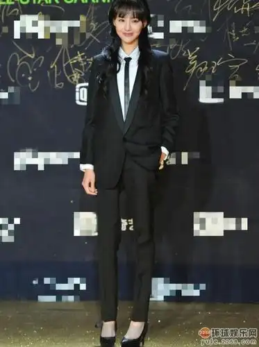12月5日,郑爽出席某颁奖礼,身穿黑色西服中性打扮,面颊凹陷腿细似竹竿