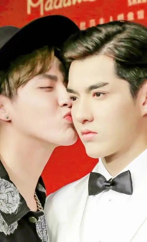 吴亦凡身着洁白西装