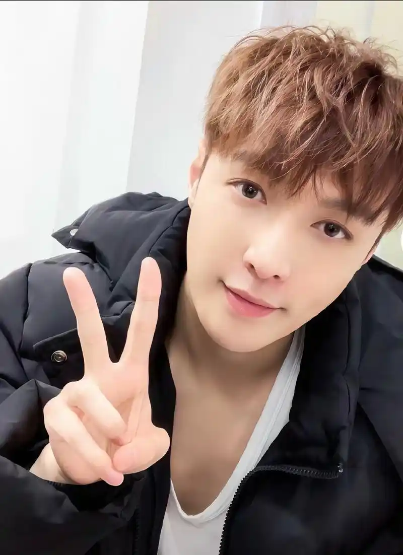 张艺兴你有一张伟大的脸 能给我亲一口吗 不多 就一口