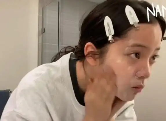 欧阳娜娜就大胆的在镜头前直播卸妆,并且还是直接拿的洗面奶冲洗哦,这