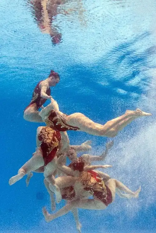 图文花样游泳花絮图水下魅影俄罗斯队比赛中