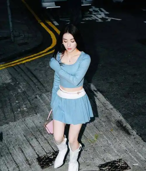 方媛深夜在街巷拍影集:腰上佩戴粉色小桃心,时尚又可爱_郭富城_气质