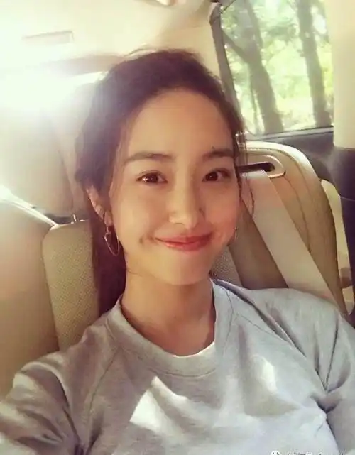 古力娜扎同学和刘亦菲干爹当街激吻,相差30岁爱的缠绵_杨采钰_年龄