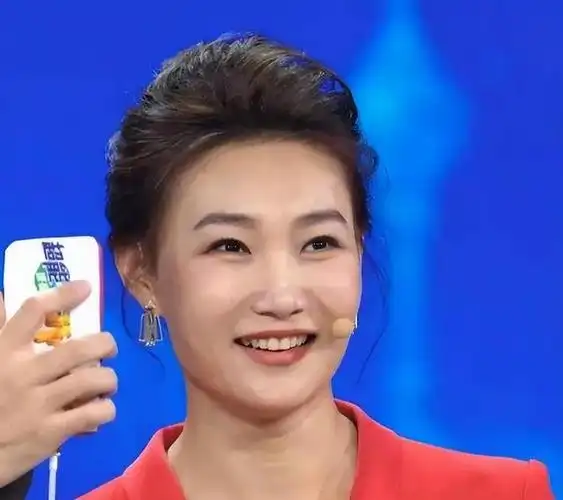 近日,央视新闻联播的一姐李梓萌惊艳亮相综艺节目,摘下多年戴的假发后