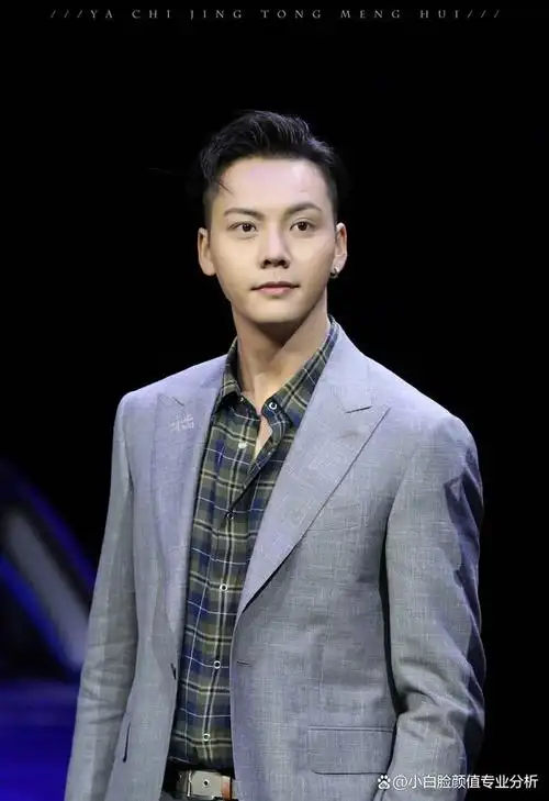 整形医生:坏坏的笑脸陈伟霆为什么越动态越好看,什么算男生女相