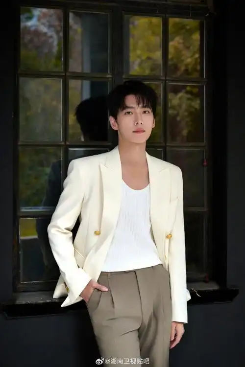 下仍旧夺目的光芒红与黑下的阳光折射在脸上绚烂绽放@杨洋#杨洋韩立