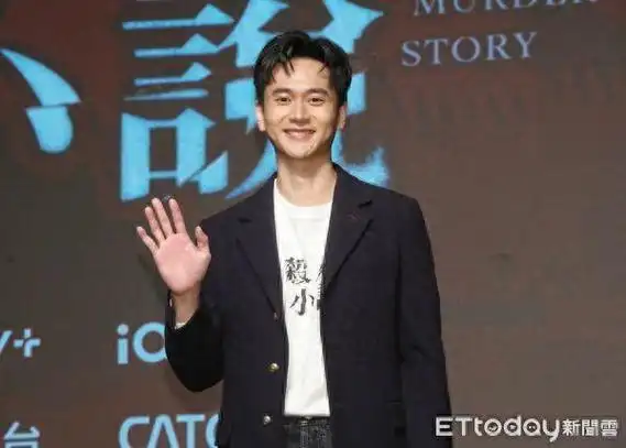 刘冠廷工作侧拍曝头发洗出黑水就像洗毛笔那样