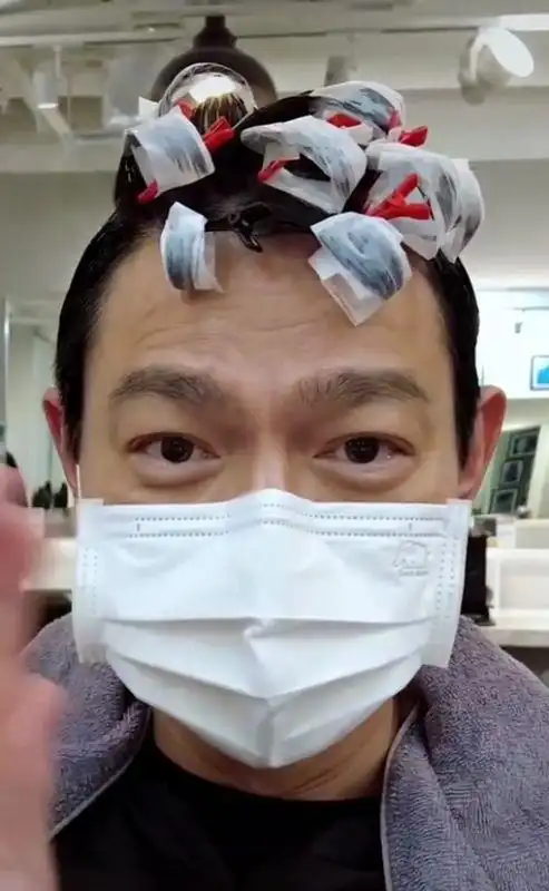 刘德华为电影尝试新发型烫完效果引爆笑白头发藏不住惹人心疼