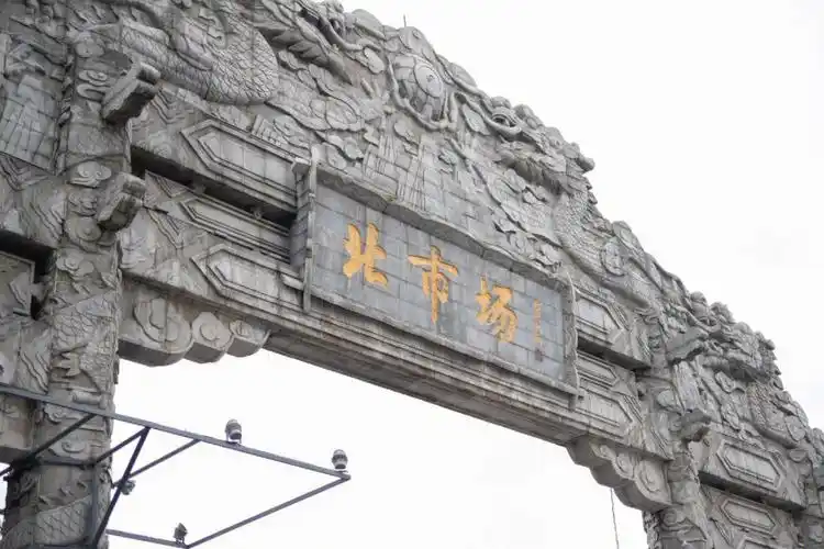 沈阳老北市下雨之前扫街