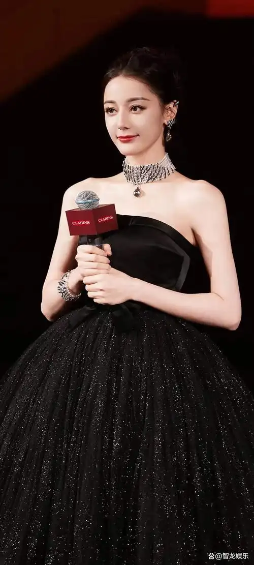 在妆容上,迪丽热巴全套造型仅保留唇部的正红色妆容,在全黑的礼服背景