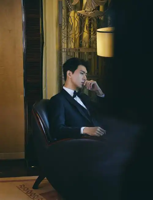 李现黑色西装魅力写真图片