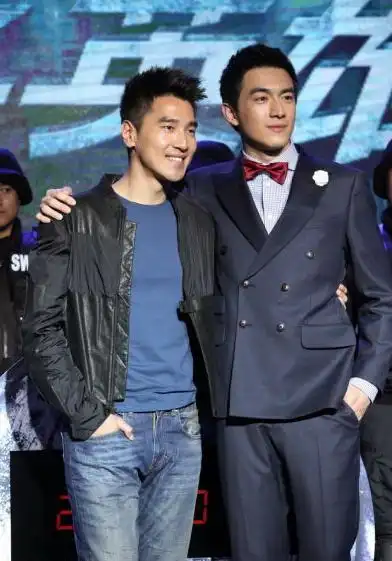 原创林更新与赵又廷海报自拍表情像极了炫夫小女孩帽子更是抢镜