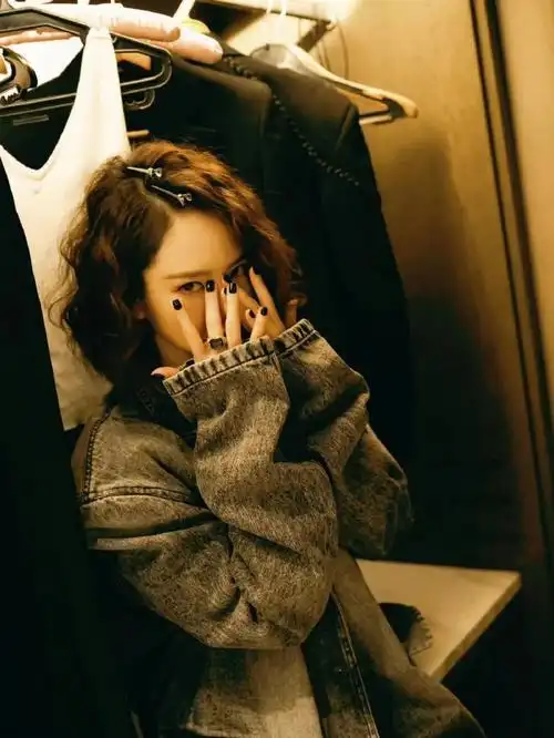 戚薇氛围感妆造##戚薇卷发牛仔外套