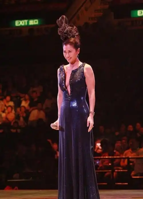 叶倩文的时尚真挺大胆的,穿得闪亮还显身材,就算60岁也很妖娆