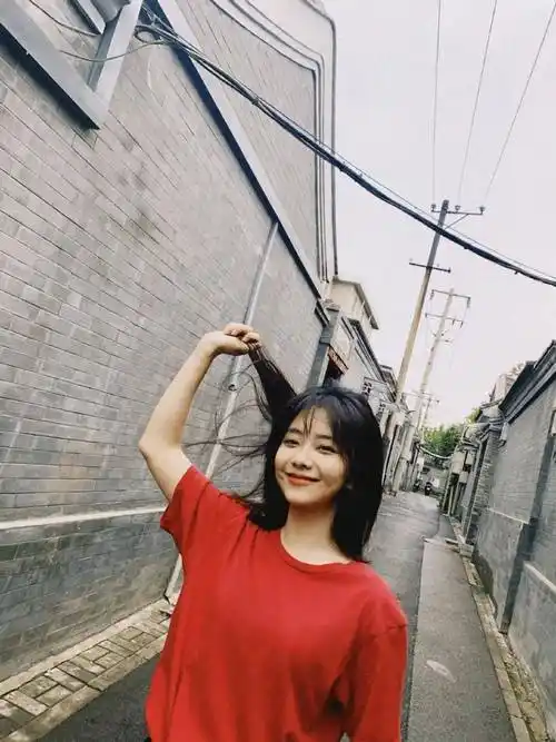 不得不说,谭松韵太古灵精怪啦,满脸的胶原蛋白,少女感满满啊!