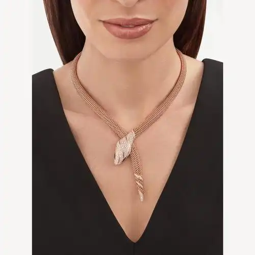 一条绿黑白色调宝格丽灵蛇项链,30颗祖母绿也显得太素净了些