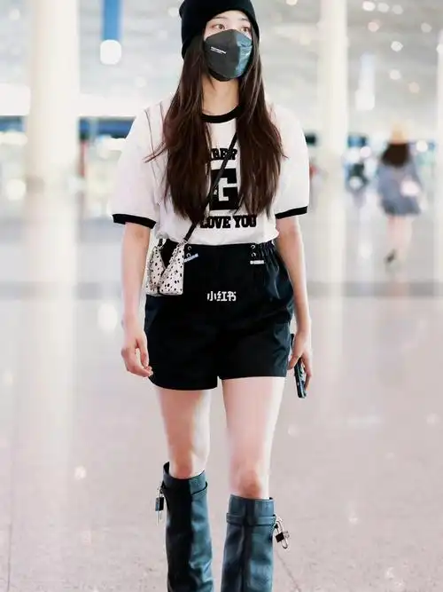 欧阳娜娜机场街拍