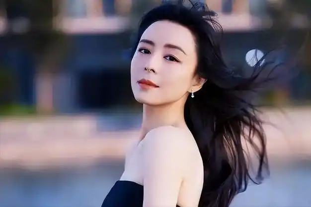 张静初自曝:无性无爱住豪宅,守着一屋子破烂,就想做个无用的人